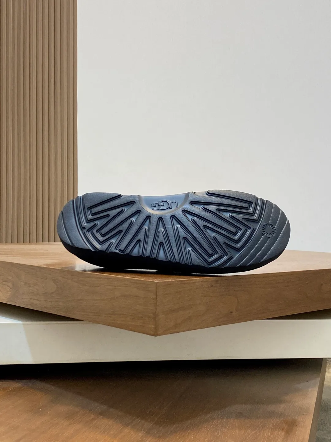 Men's shoes 💰580 New UGG fur-integrated men's simple and fashionable snow shoes. The most worth buying at the end of this year are warm casual shoes. Whether you are out and about at home, their comfortable and warm performance will be your most suitable fashion companion! The material is cowhide upper and imported wool is used inside. Two layers of cowhide for warmth and comfort! The eva+ rubber patch outsole is cushioned, non-slip and wear-resistant, and has good elasticity. It is light and wear-resistant, comfortable and soft, and the new simple cut is more fashionable. It has both practicality and fashion sense, so you no longer have to worry about how to match it in winter, while still maintaining your fashionable taste. High-quality genuine wool produced in Dongguan. The material depends on the details! Size: 39-40-41-42-43-44-45 sneaker size